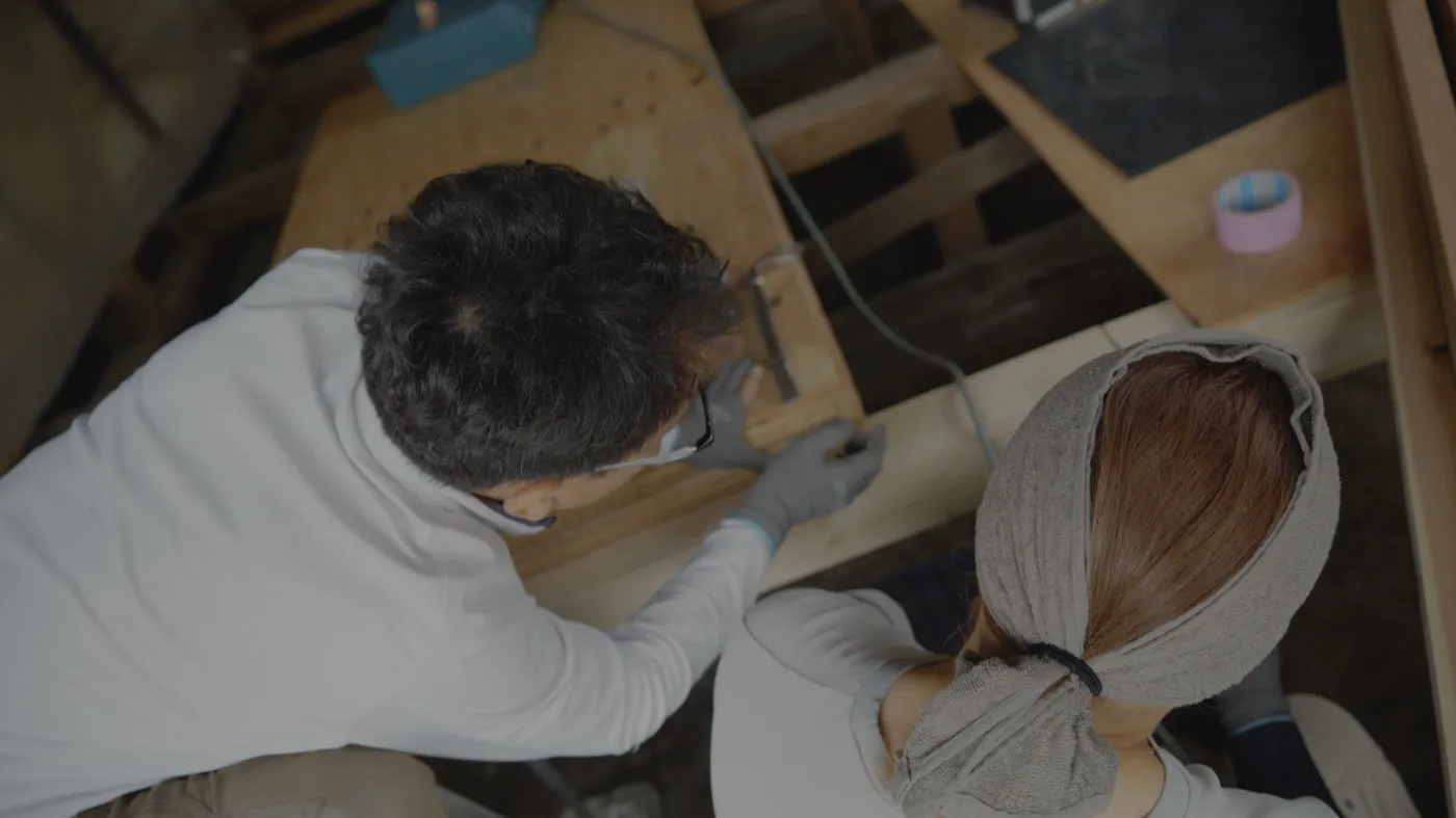 現場で息を合わせて作業する清建の職人