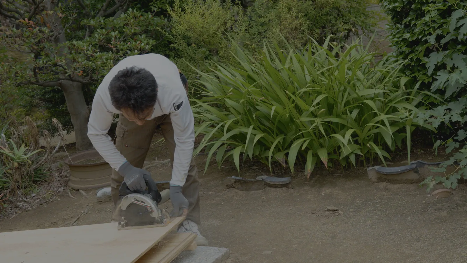 現場で木材を加工する清建の職人