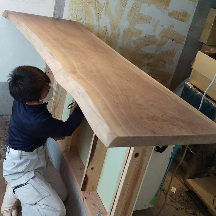 飲食店に造作した銘木一枚板のカウンター