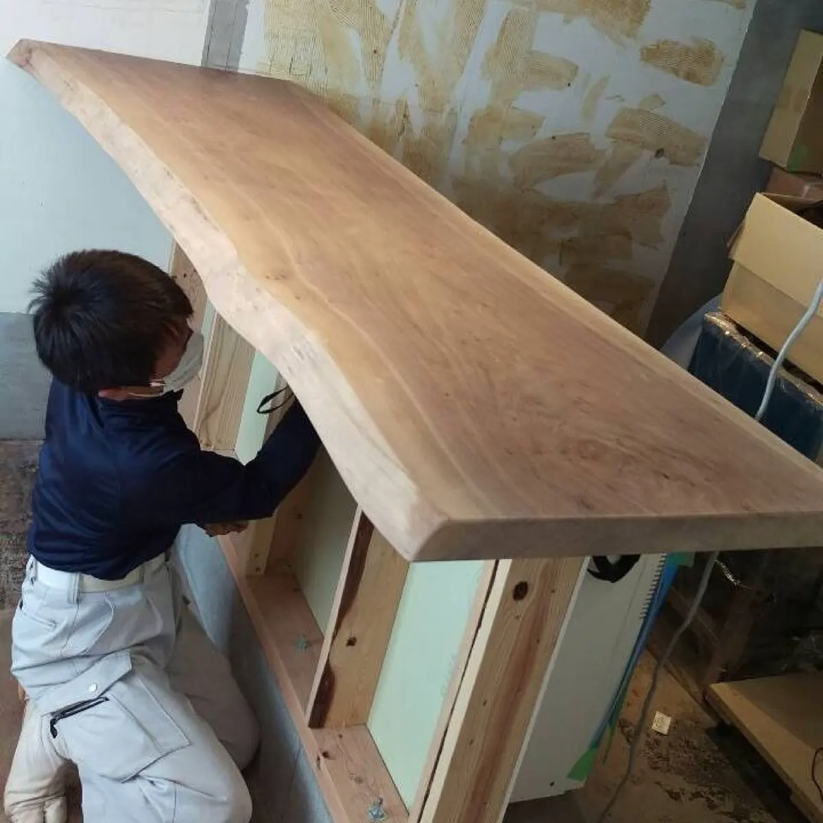 施工中（銘木一枚板カウンターの取り付け）