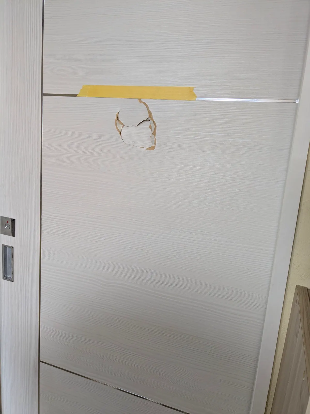 施工前（扉に開いた大きな穴）