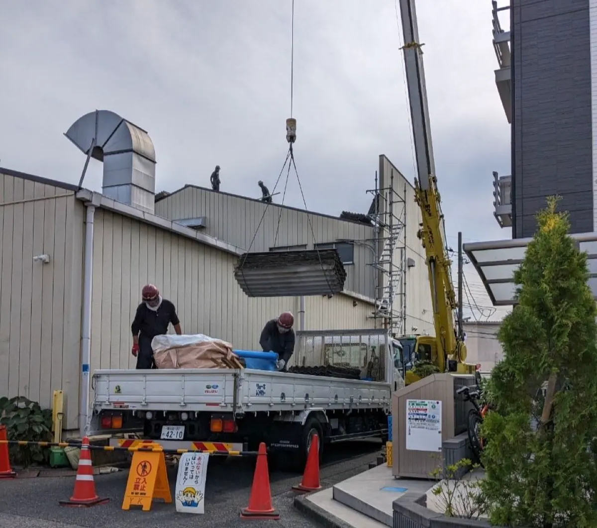 クレーンでの資材搬入と撤去材の搬出